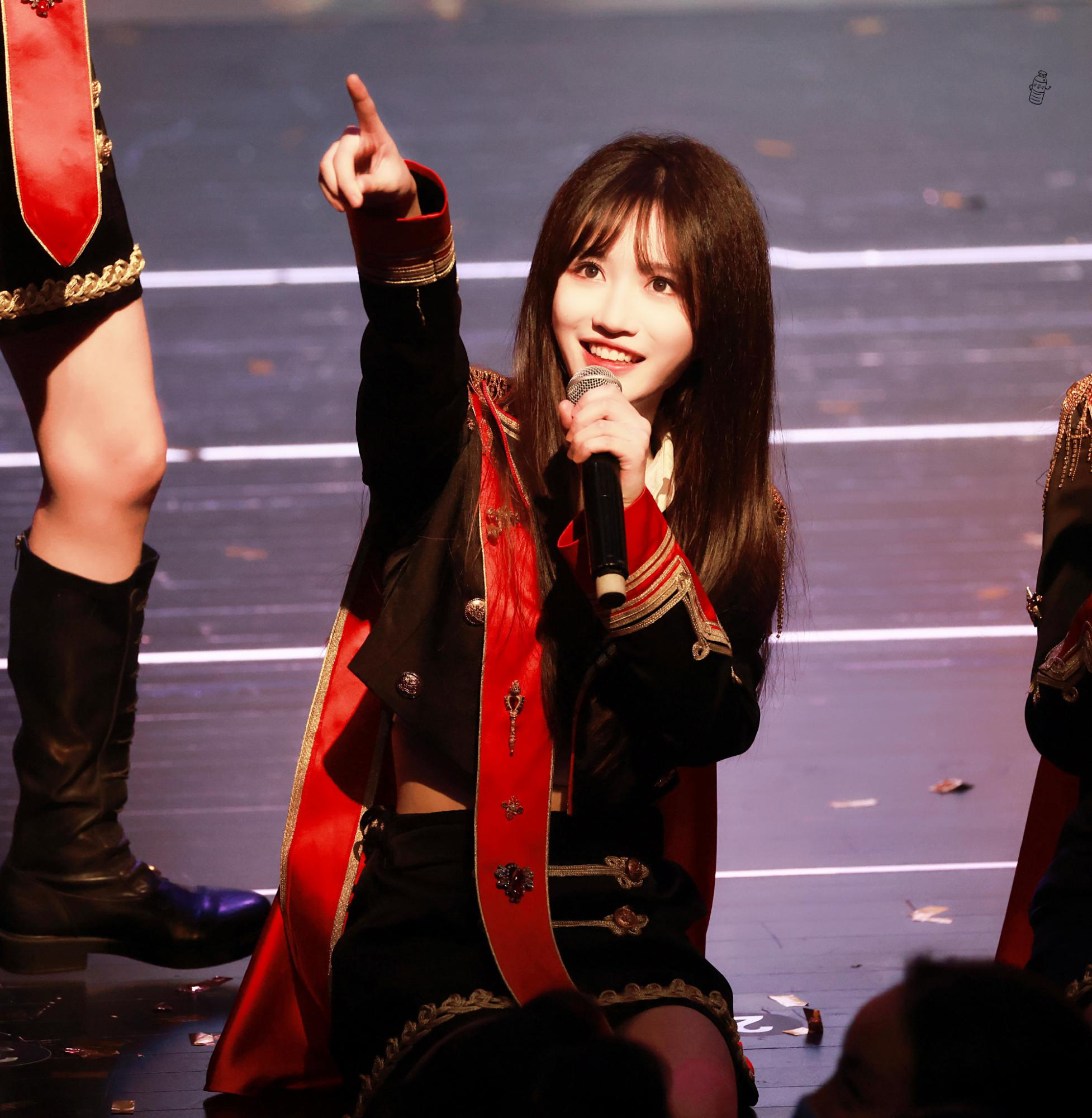 费沁源重庆黑色长靴美腿舞台热舞[4]