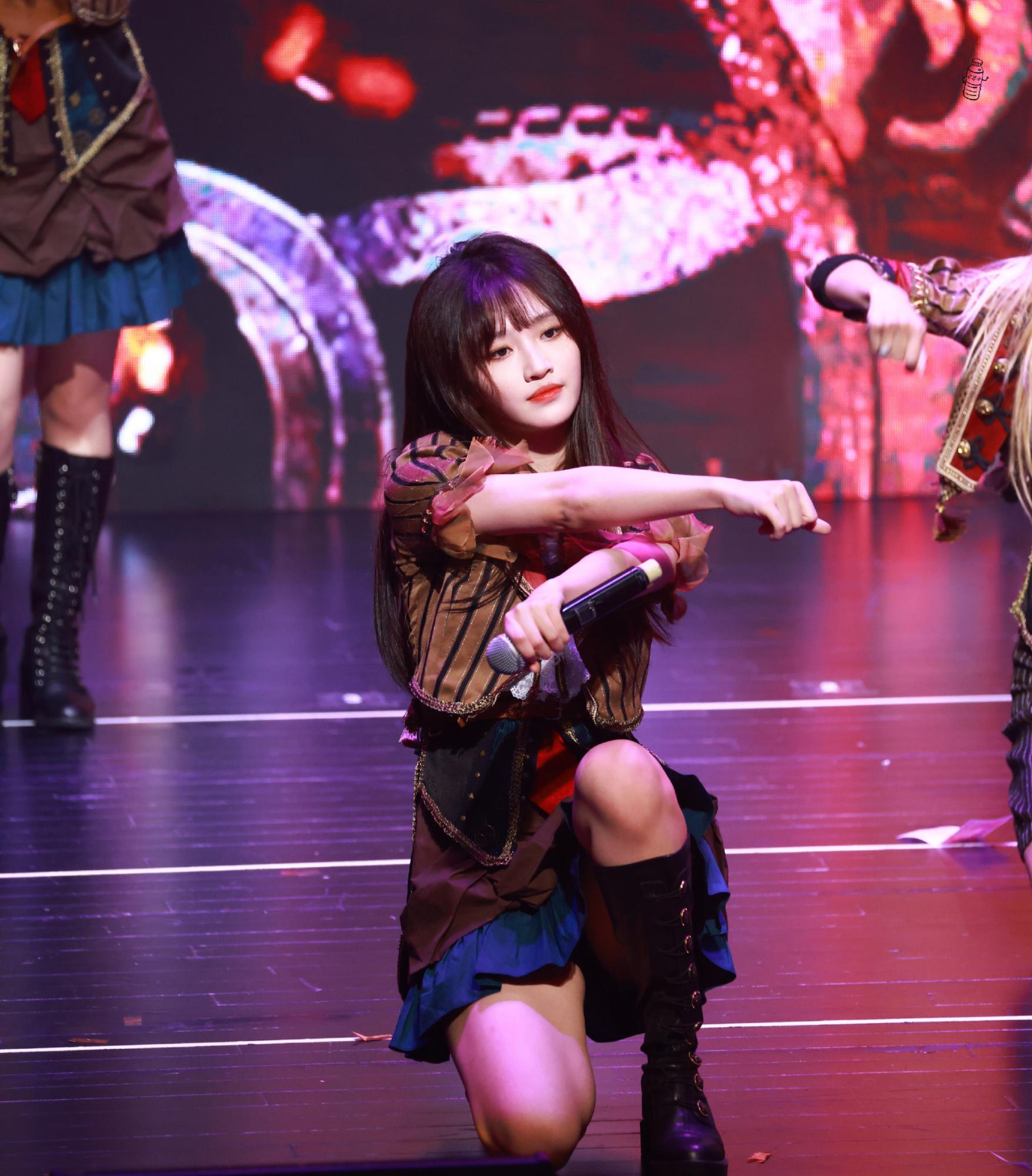 费沁源重庆黑色长靴美腿舞台热舞[7]