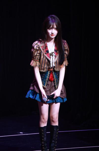 费沁源重庆黑色长靴美腿舞台热舞