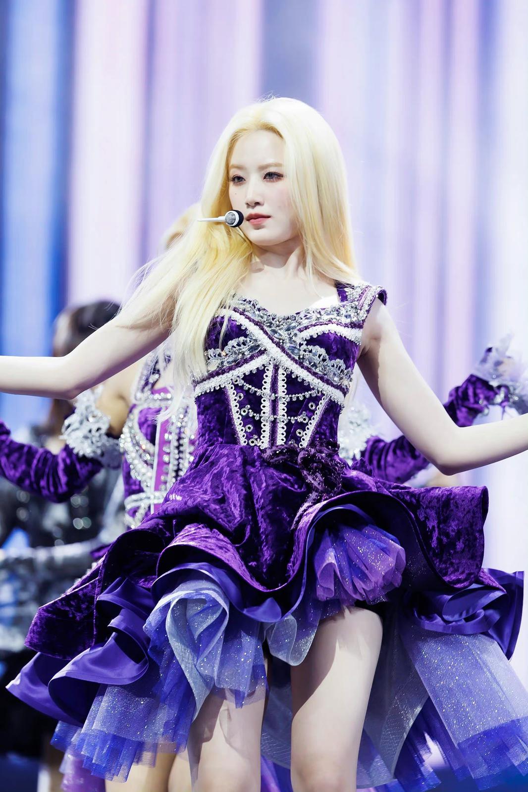 叶舒华金发锦集裙子太短了下边都是腿[10]