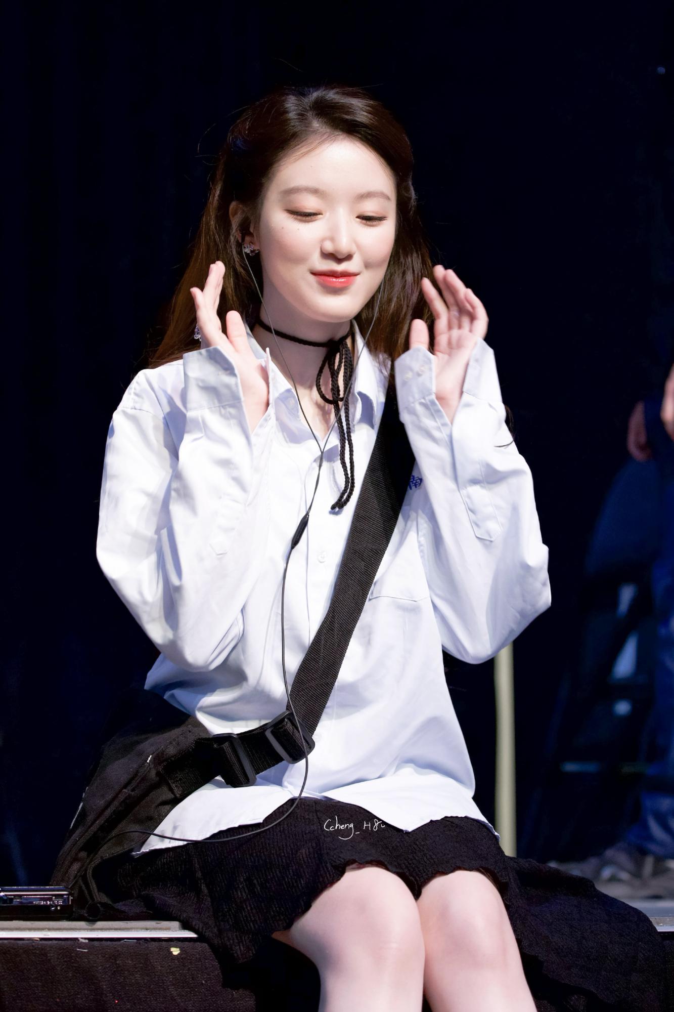 叶舒华白色校服黑色短裙在听什么[3]