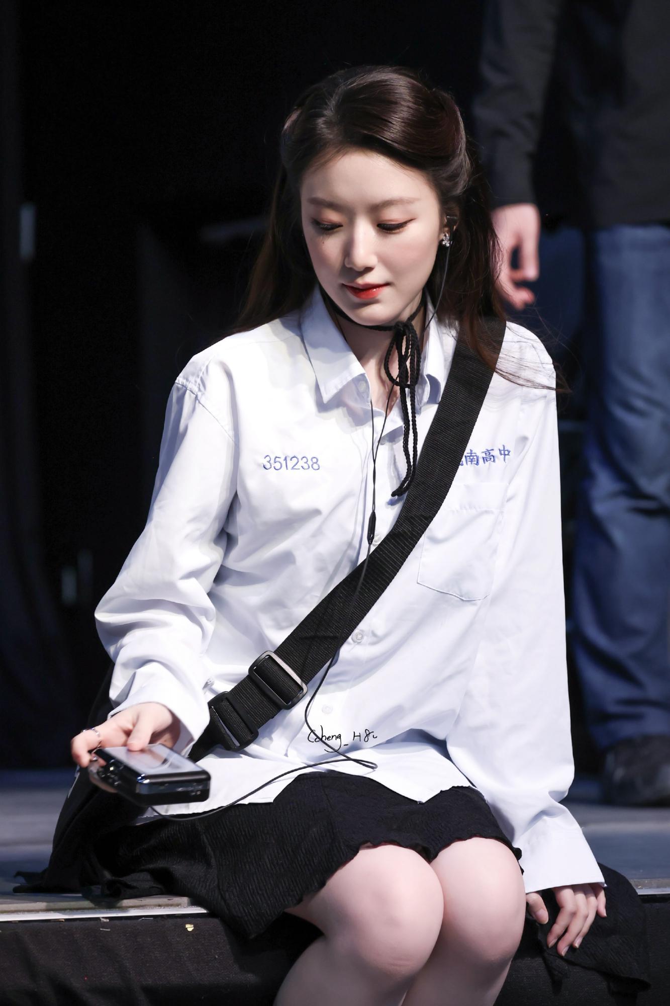 叶舒华白色校服黑色短裙在听什么[5]