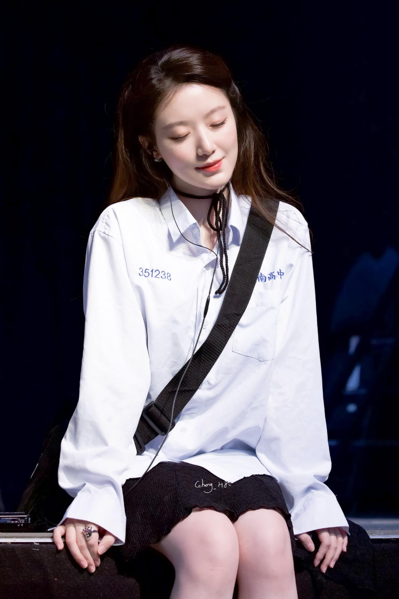 叶舒华白色校服黑色短裙在听什么[9]