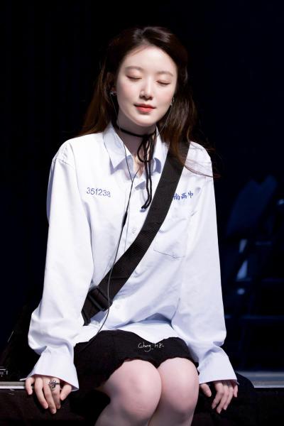 叶舒华白色校服黑色短裙在听什么