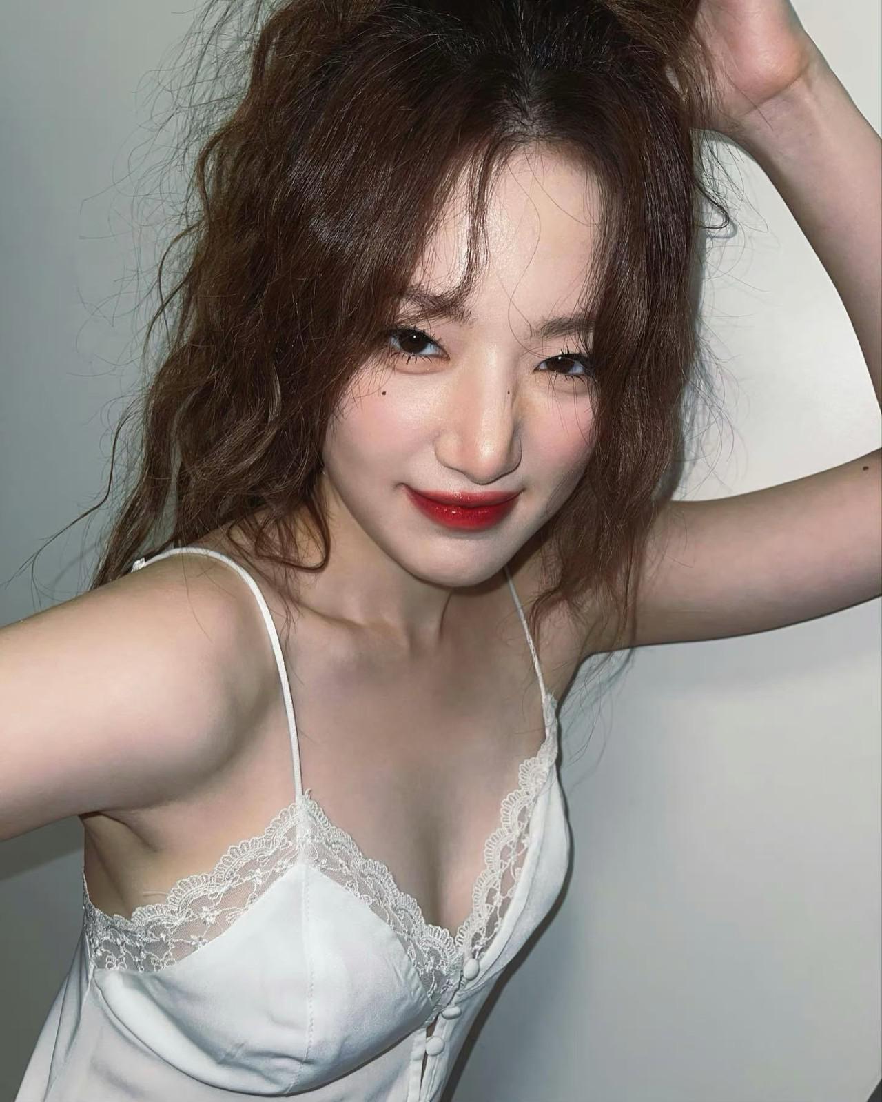 叶舒华穿睡衣自拍，肌肤美白好美[4]