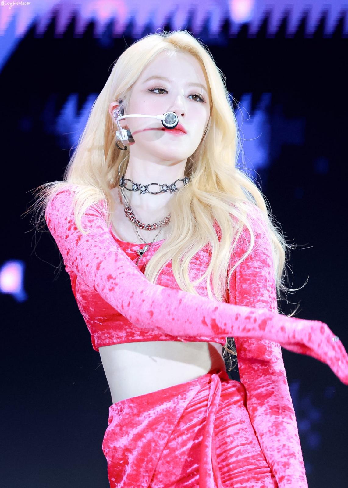 叶舒华穿红色紧身短裙舞台热舞美腿尽显[8]