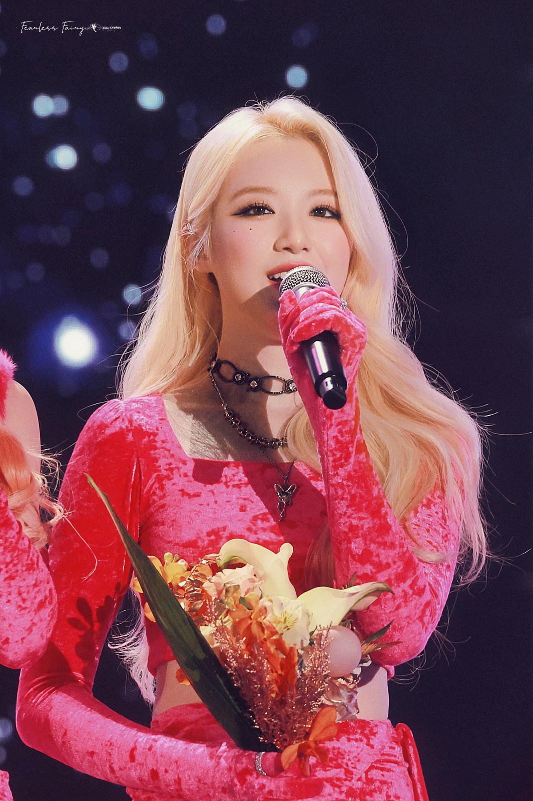 叶舒华穿红色紧身短裙舞台热舞美腿尽显2[4]