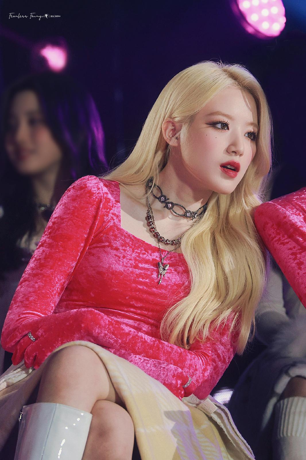 叶舒华穿红色紧身短裙舞台热舞美腿尽显2[6]