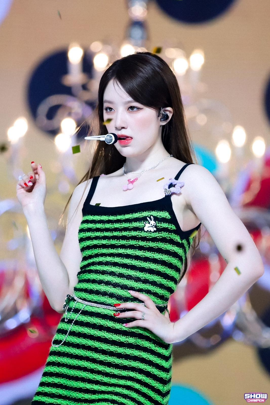叶舒华穿绿色条纹连衣短裙舞台热舞[5]