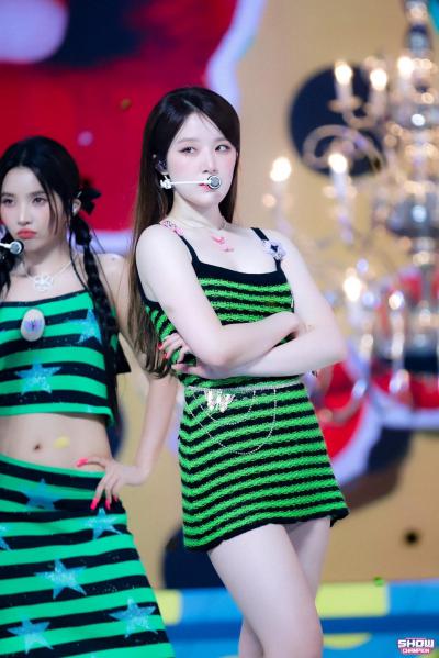 叶舒华穿绿色条纹连衣短裙舞台热舞
