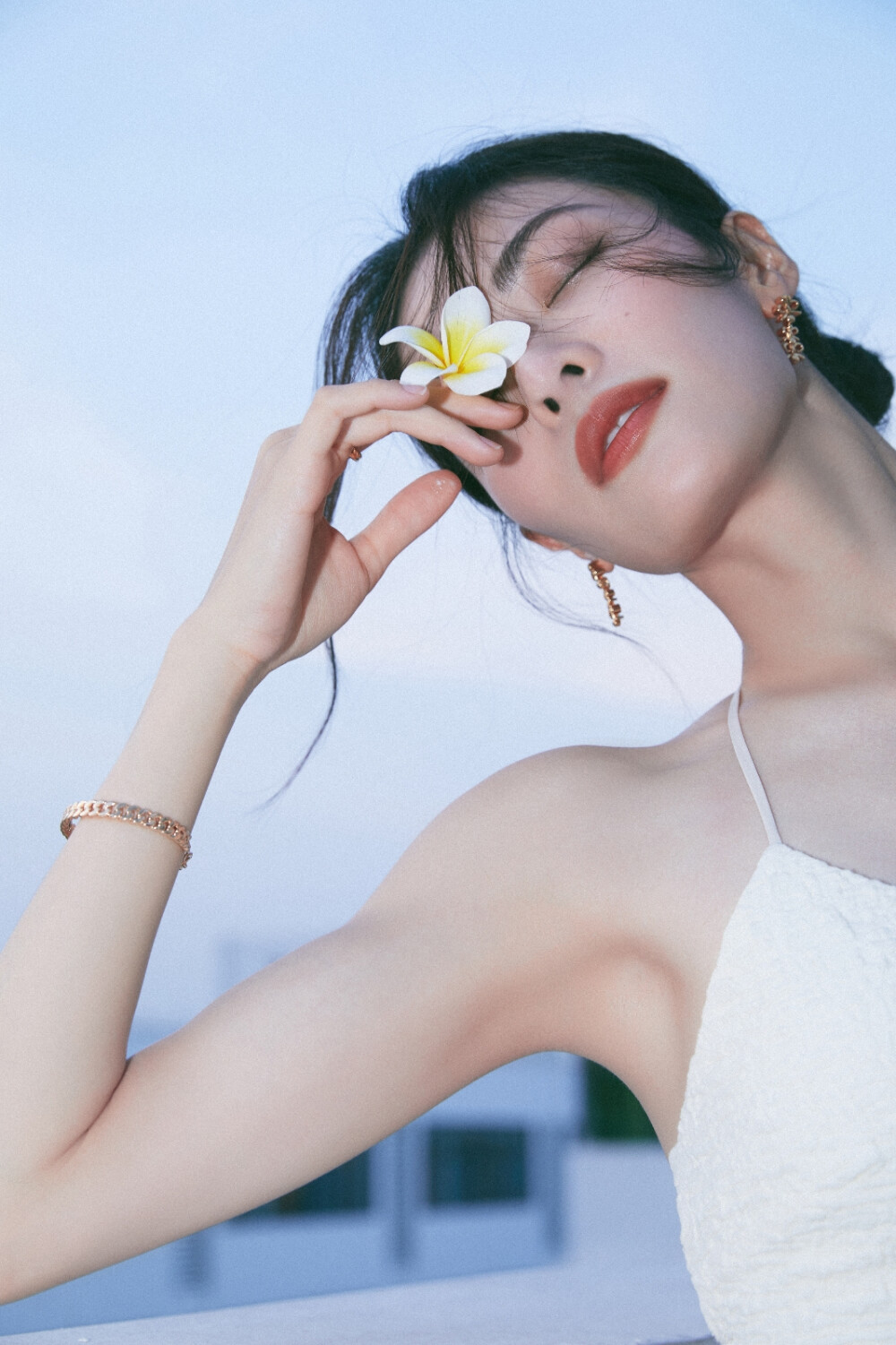 钟楚曦身穿纯白色细吊带短款连衣裙,清新优雅的法式写真[8]