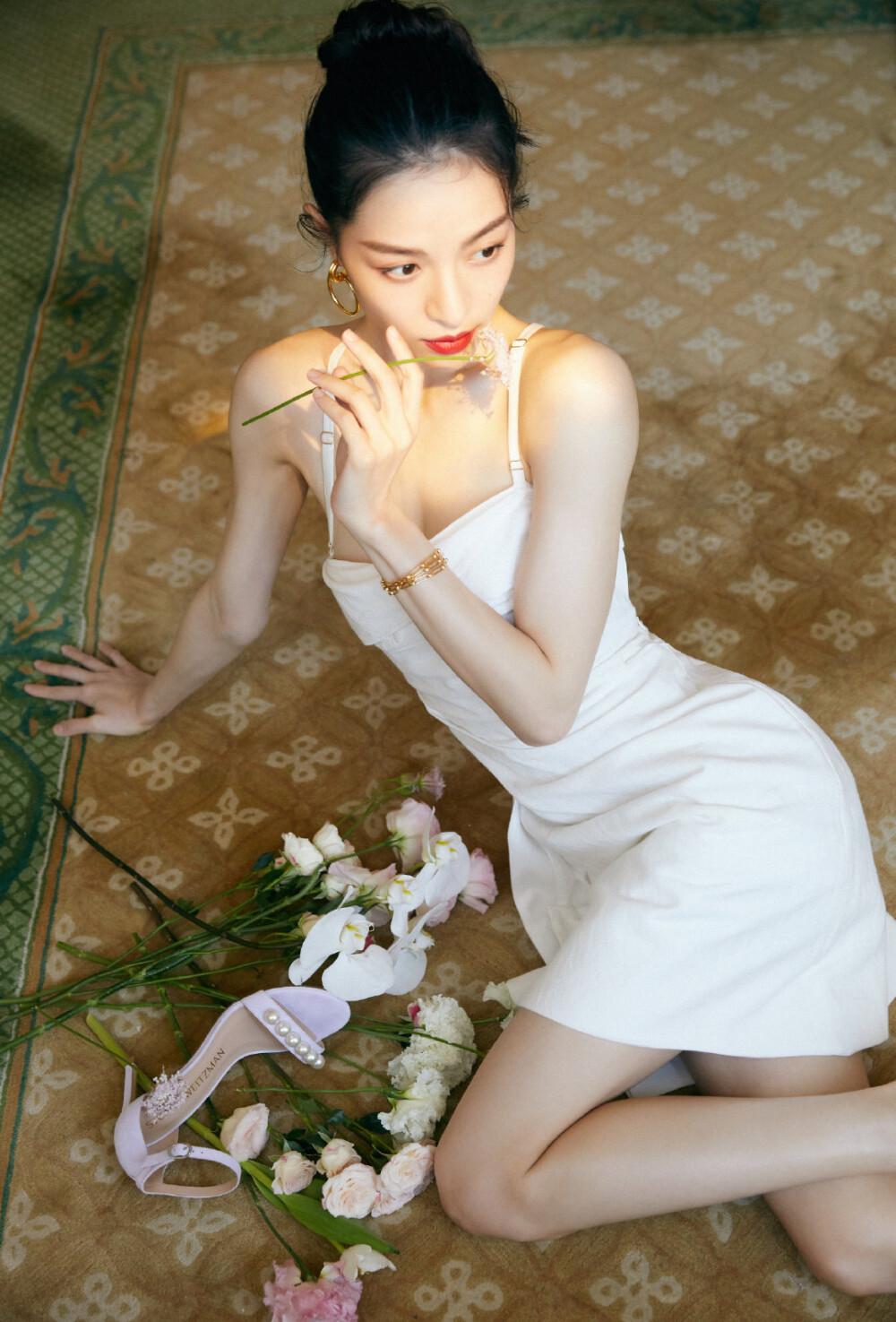 钟楚曦身穿纯白色细吊带短款连衣裙,清新优雅的法式写真[11]