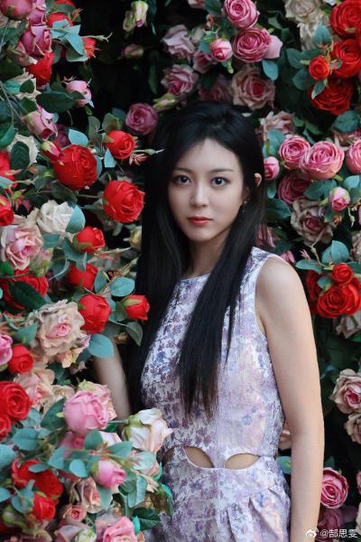 郜思雯身穿淡紫底白色碎花无袖中长连衣裙清纯写真