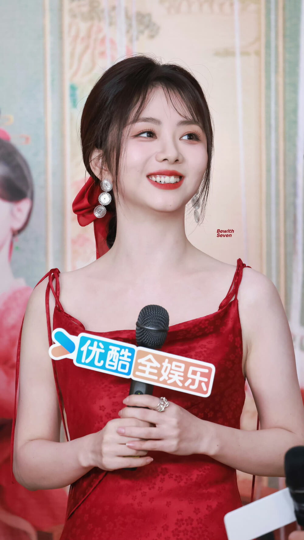 谭松韵身穿红色暗纹吊带礼服,搭配精致明艳的活动妆