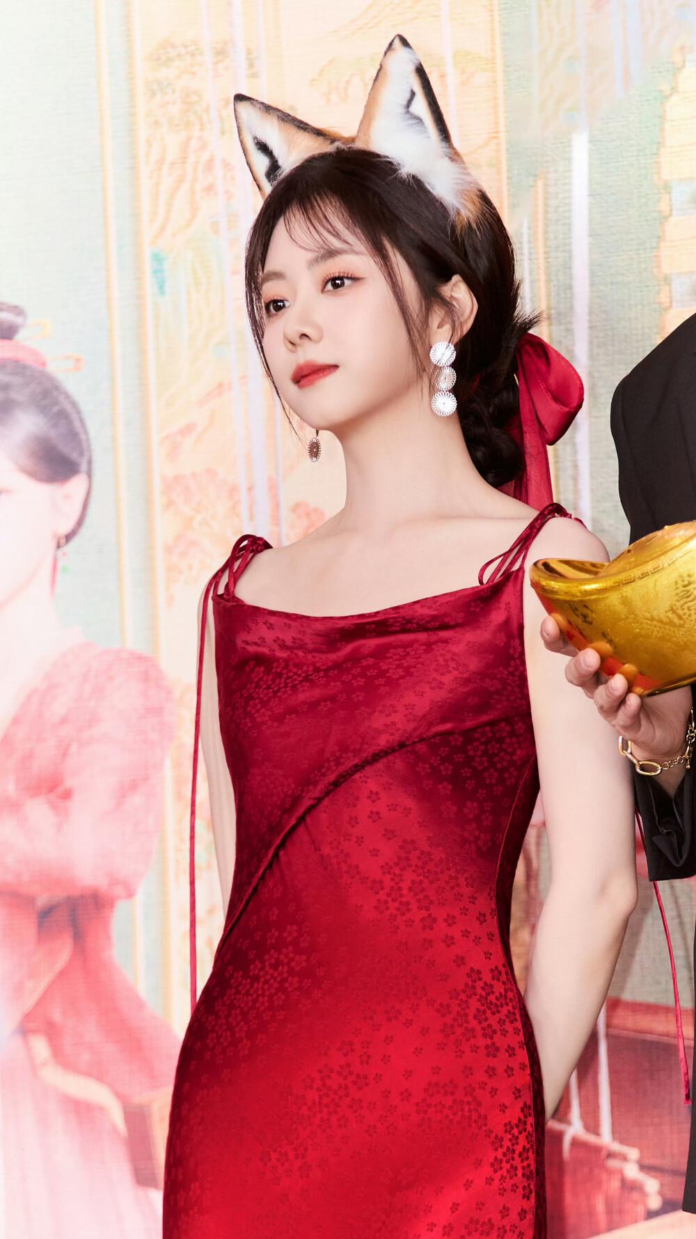 谭松韵身穿红色暗纹吊带礼服,搭配精致明艳的活动妆[8]