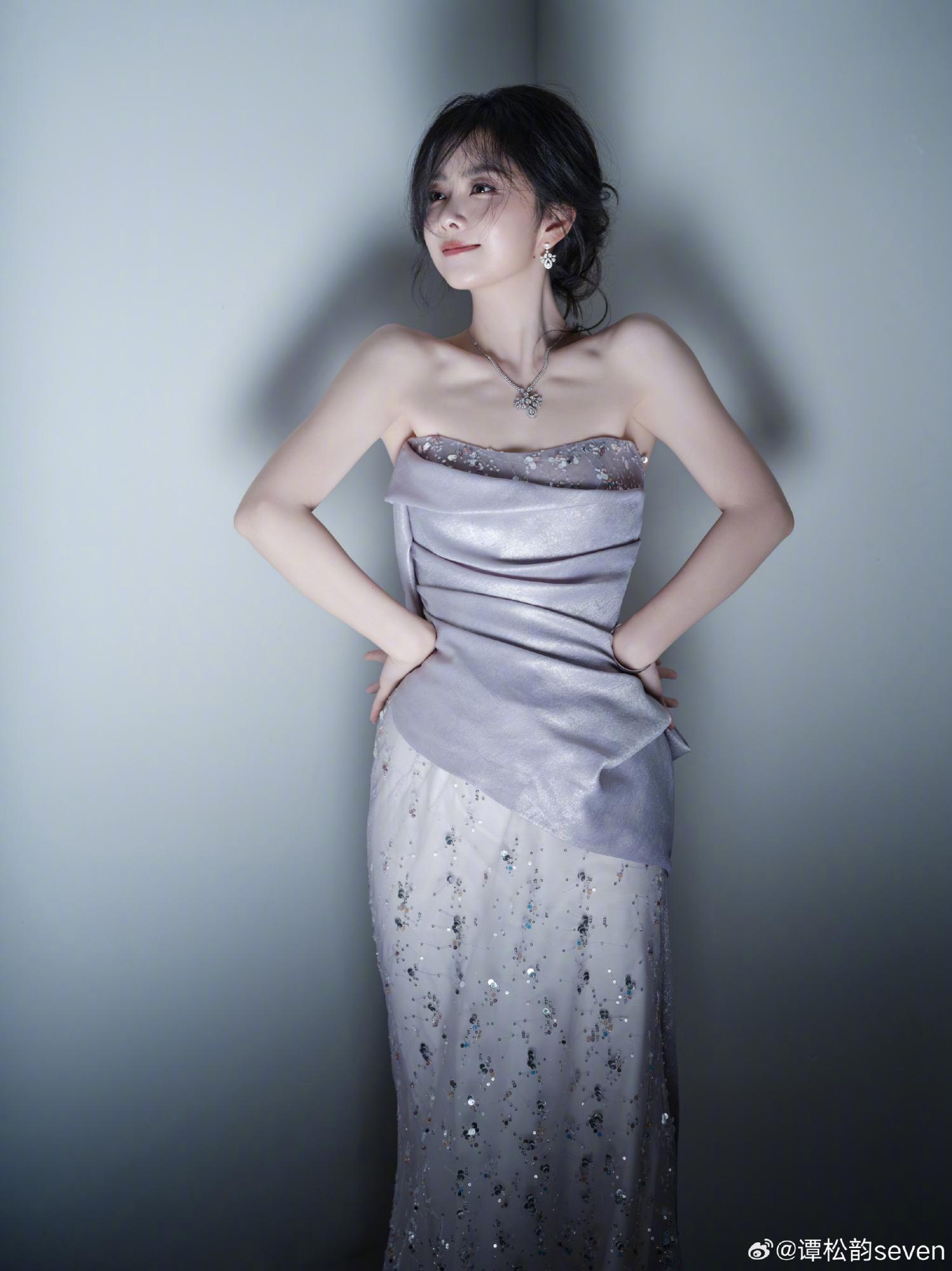 谭松韵身穿香芋灰紫色抹胸礼服,优雅高级写真[3]