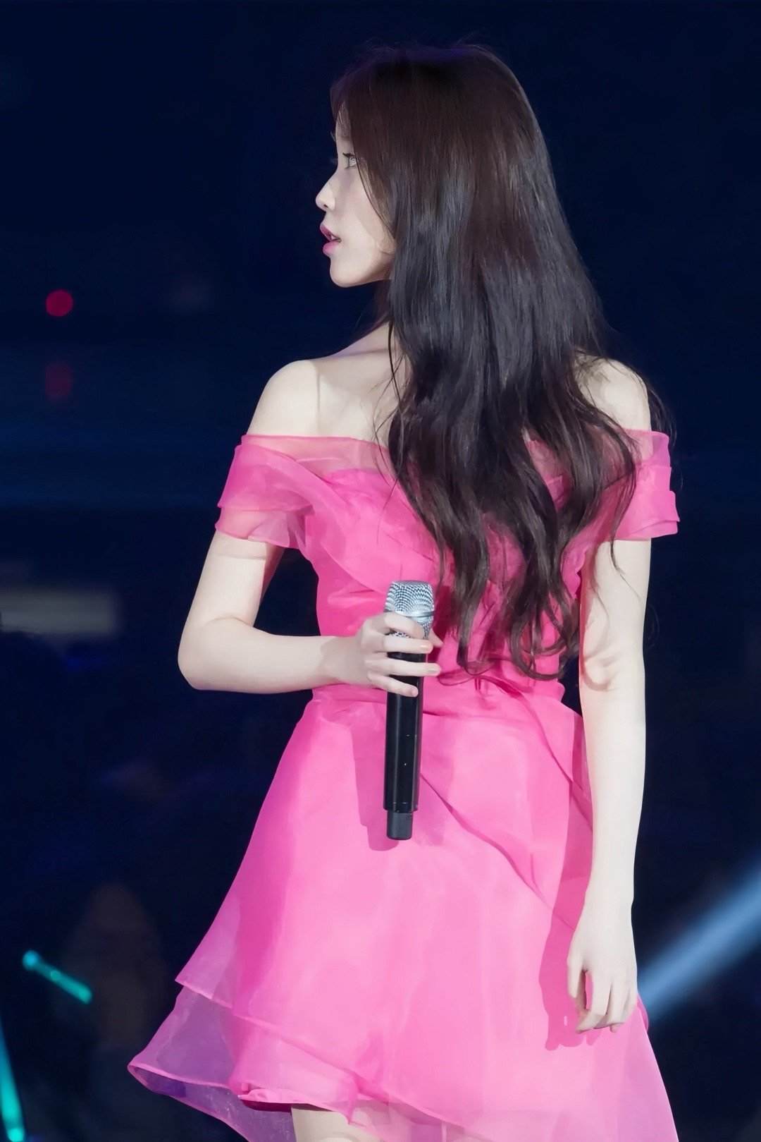 李知恩粉红纱裙加水晶高跟鞋[3]