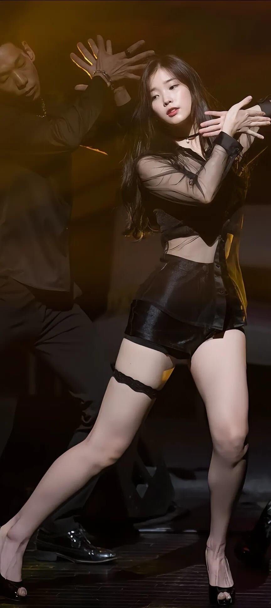 李知恩超短裤大白美腿舞台热舞[9]