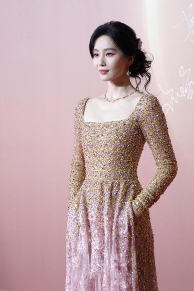 刘诗诗抹胸连身礼服露背现场生图照