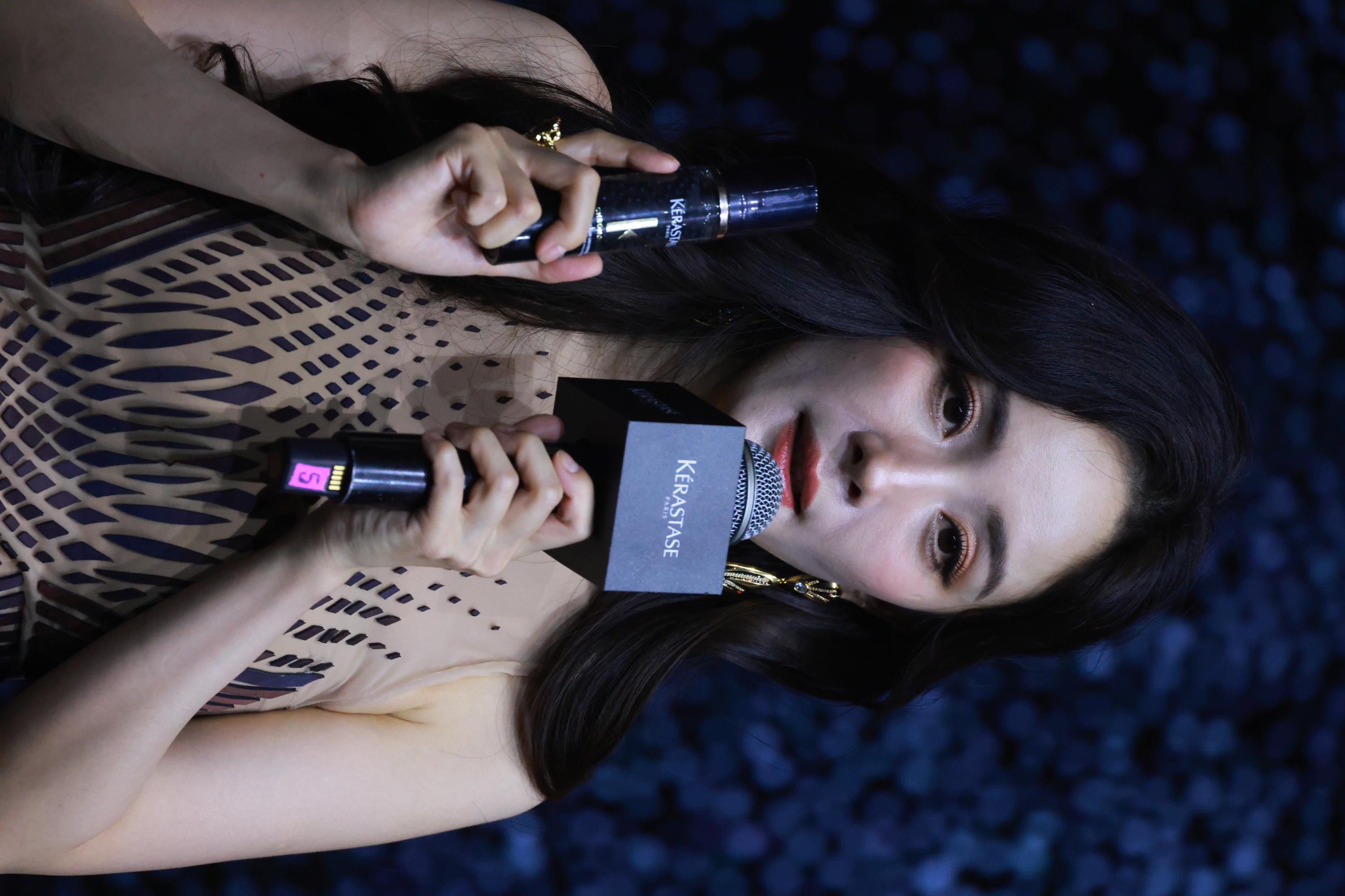 杨幂手持化妆品介绍半身生图照