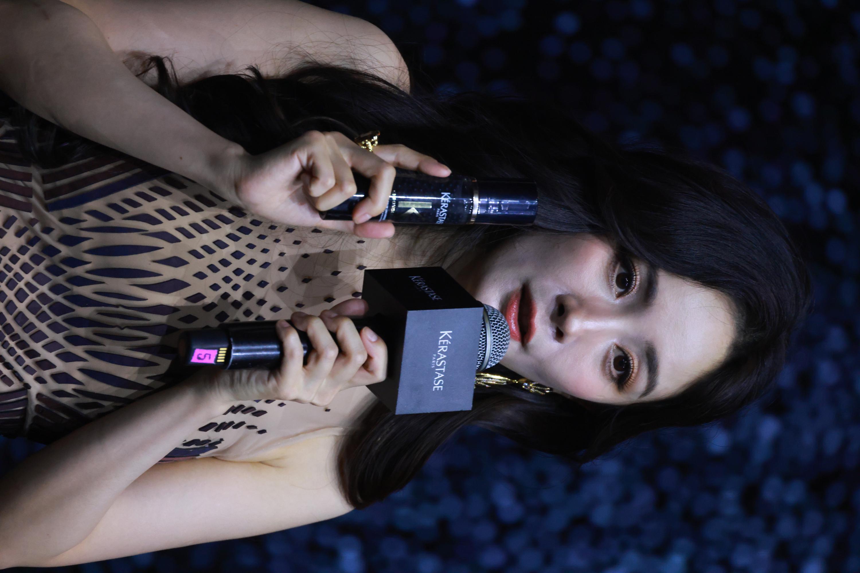 杨幂手持化妆品介绍半身生图照[6]