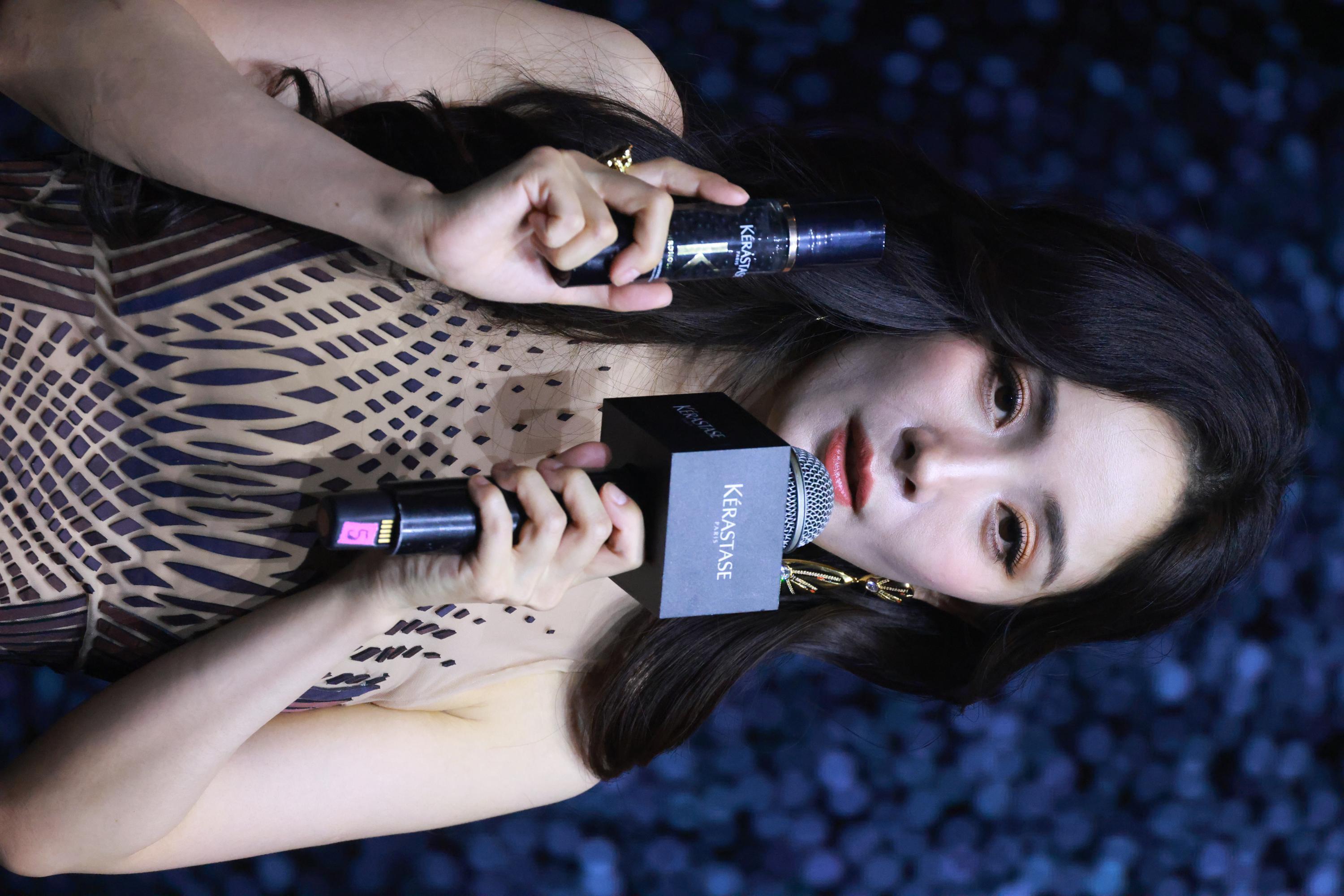 杨幂手持化妆品介绍半身生图照[8]