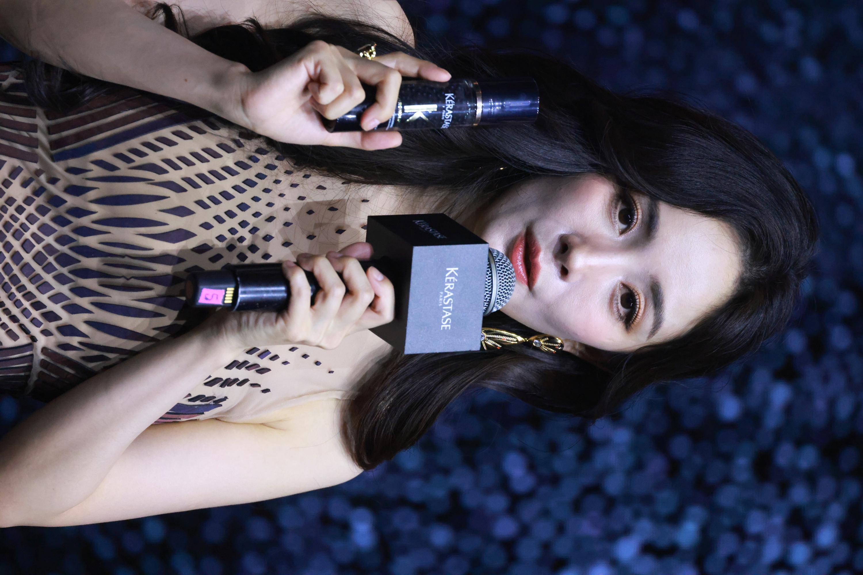 杨幂手持化妆品介绍半身生图照[10]