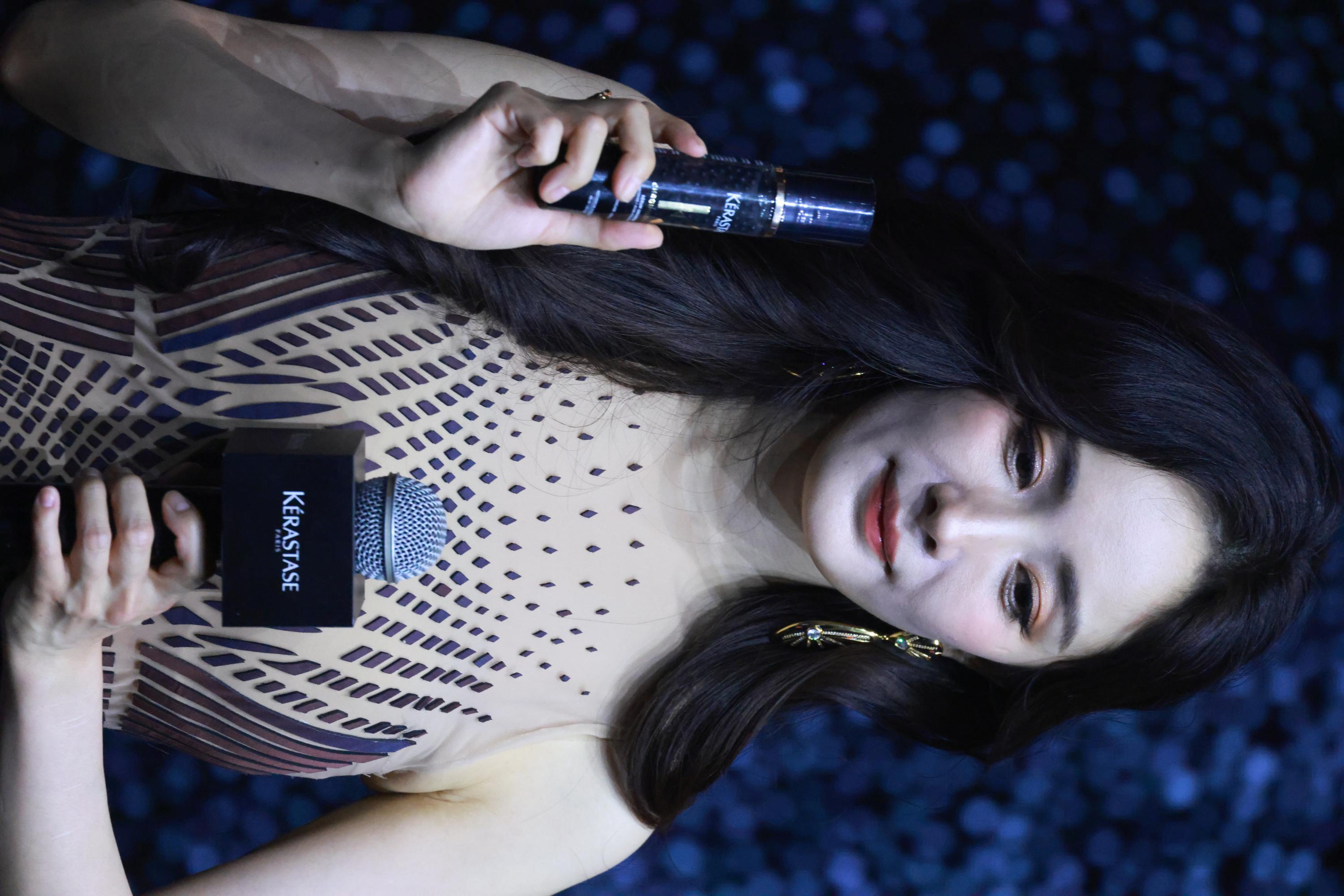 杨幂手持化妆品摆拍半身生图照[3]