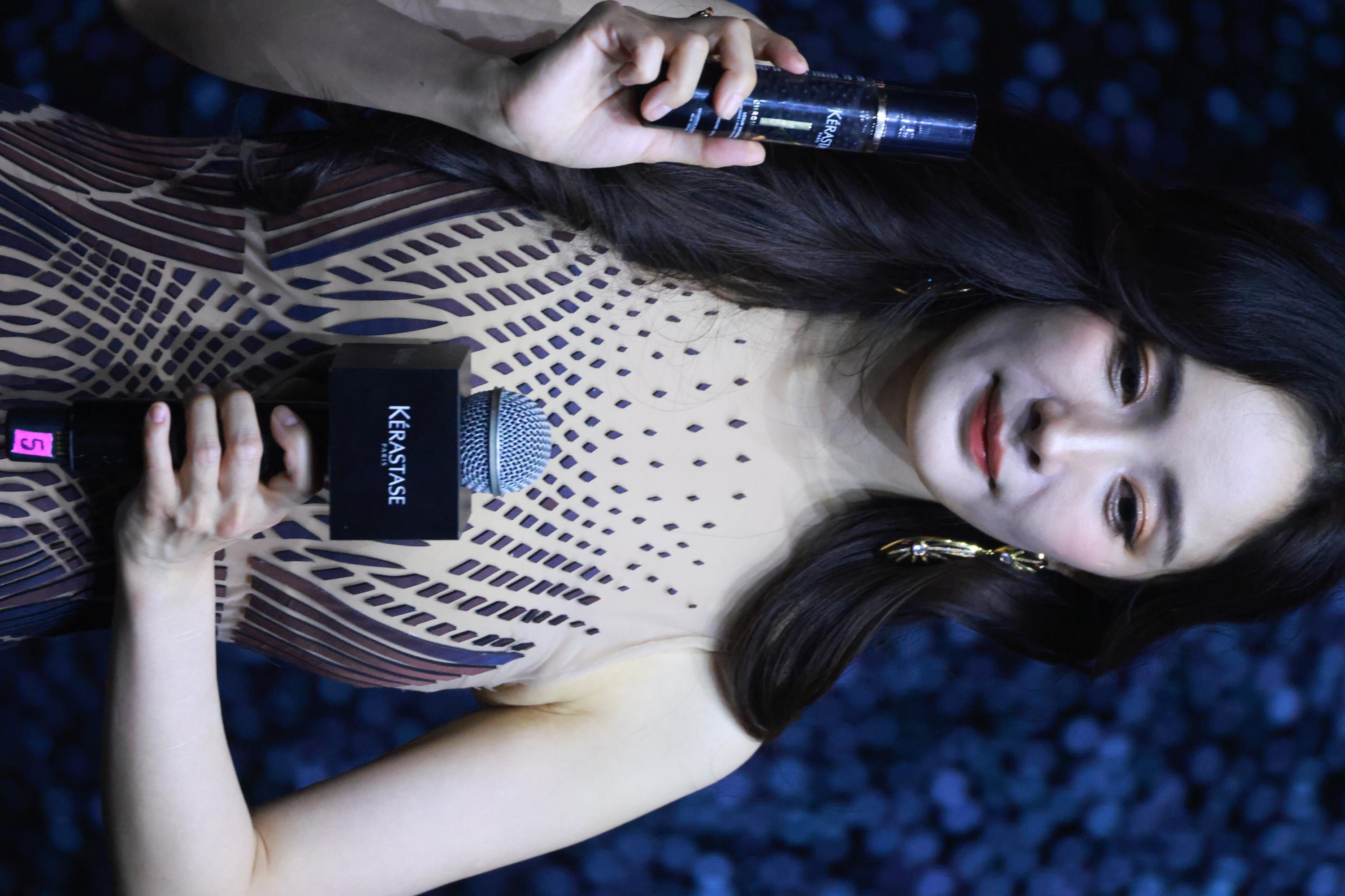 杨幂手持化妆品摆拍半身生图照[5]