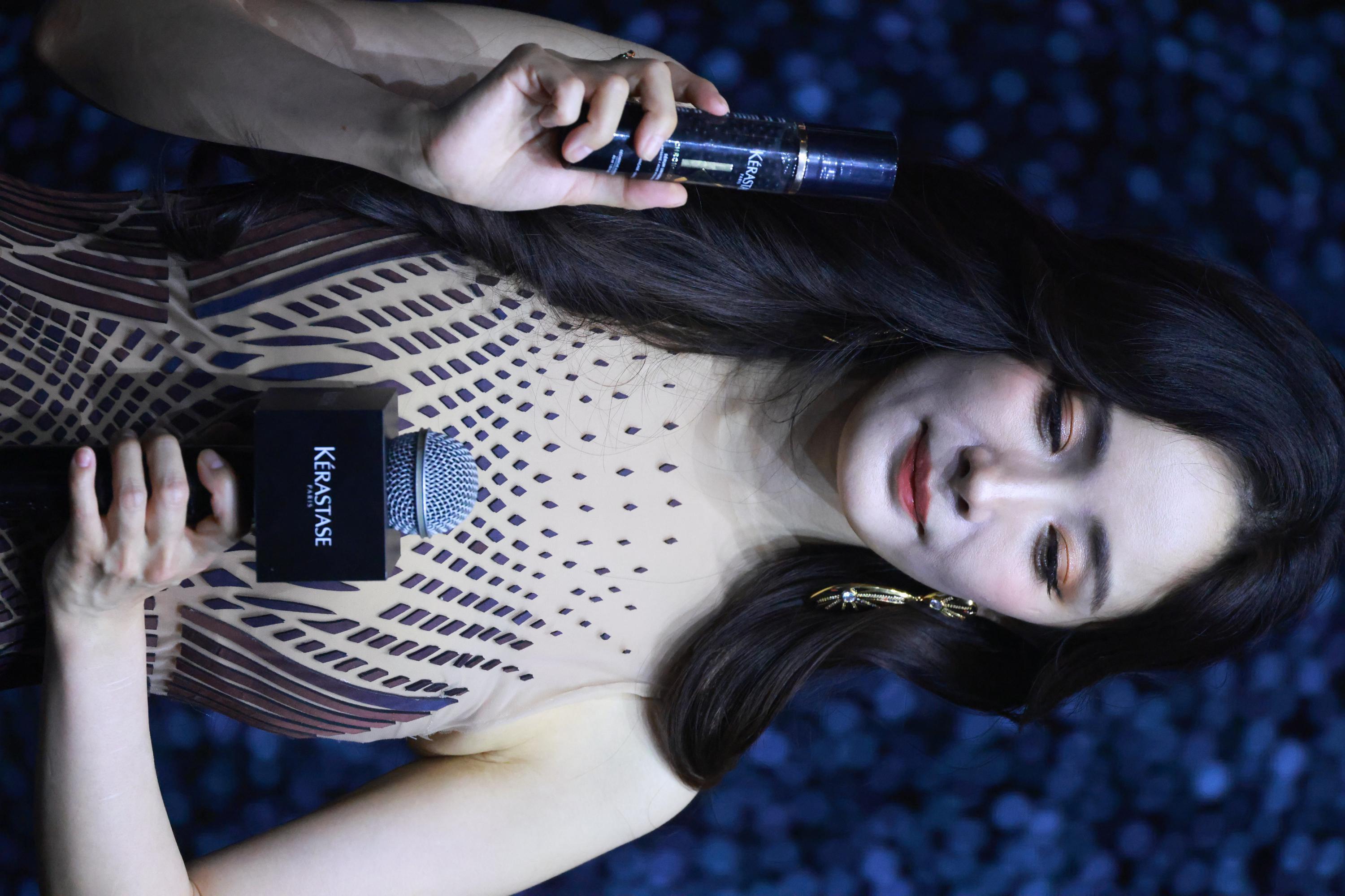 杨幂手持化妆品摆拍半身生图照[7]