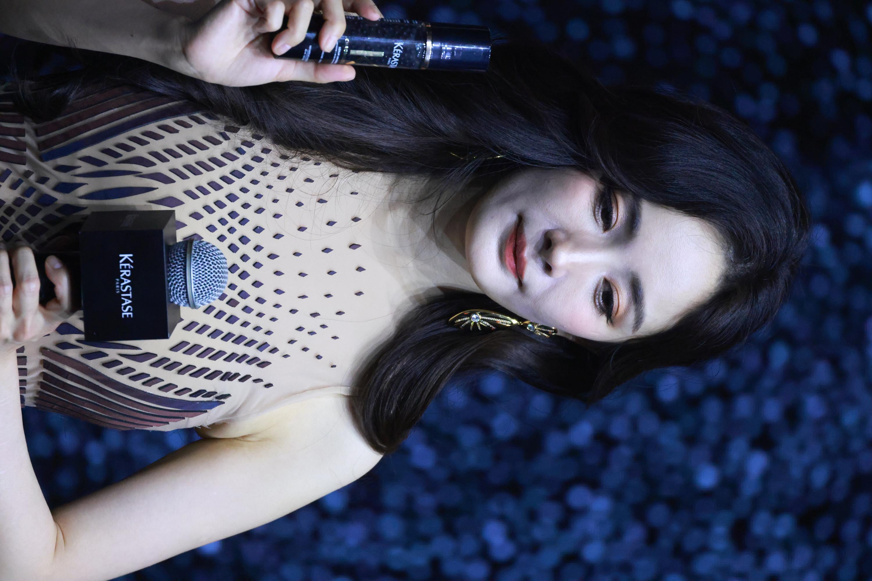 杨幂手持化妆品摆拍半身生图照[10]