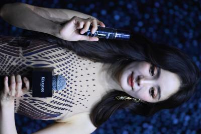 杨幂手持化妆品摆拍半身生图照