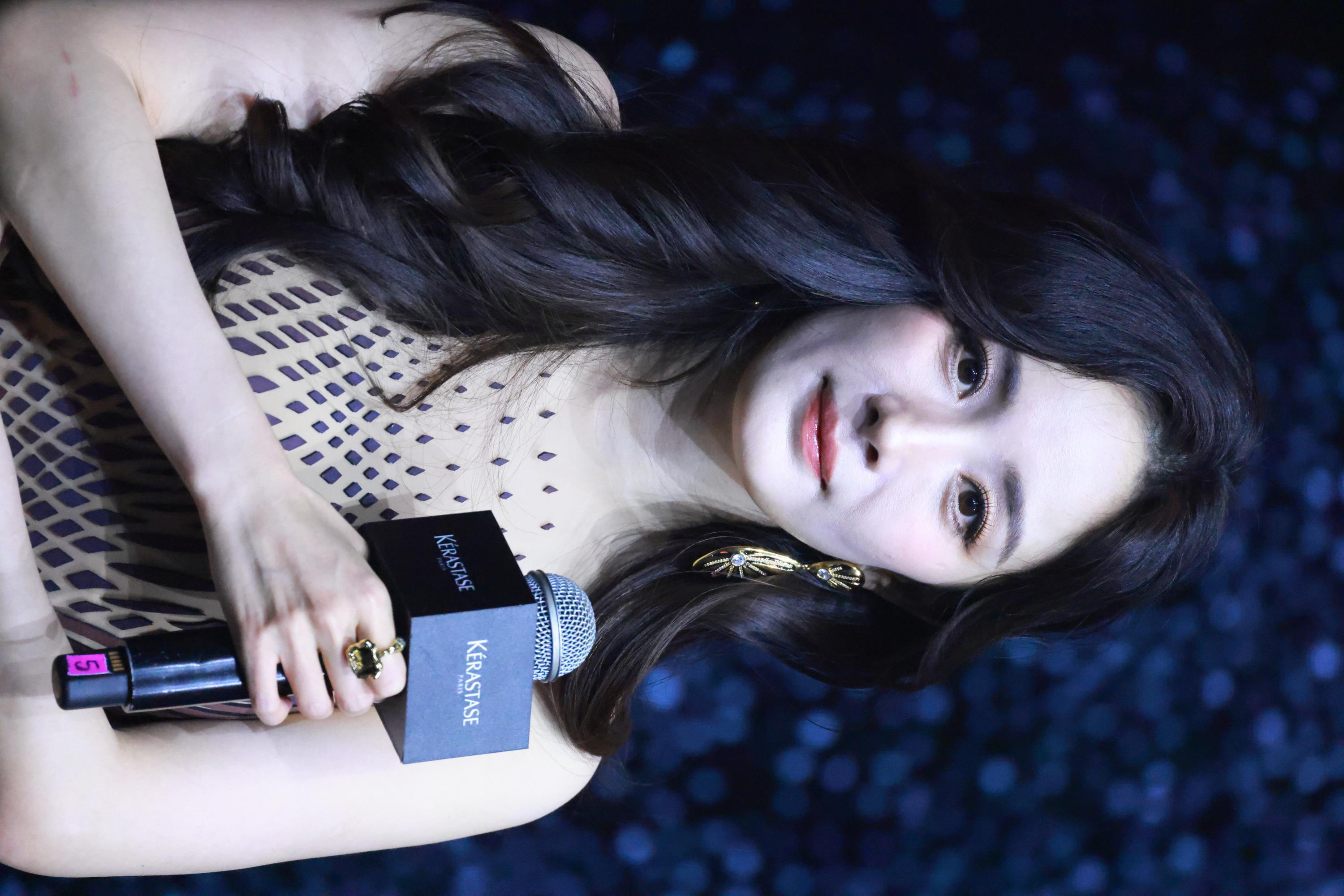 杨幂手持话筒半身生图照