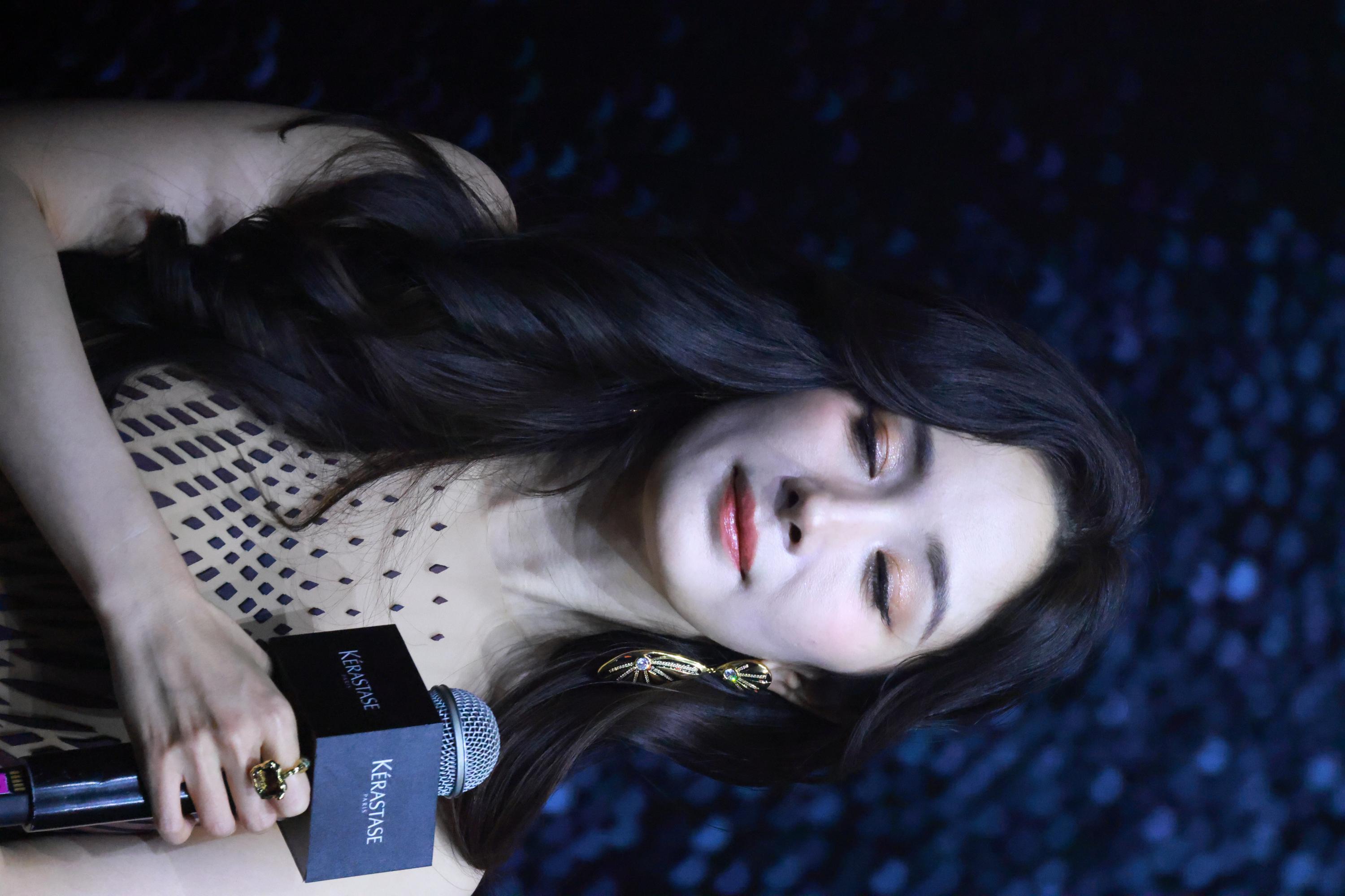 杨幂手持话筒半身生图照[5]