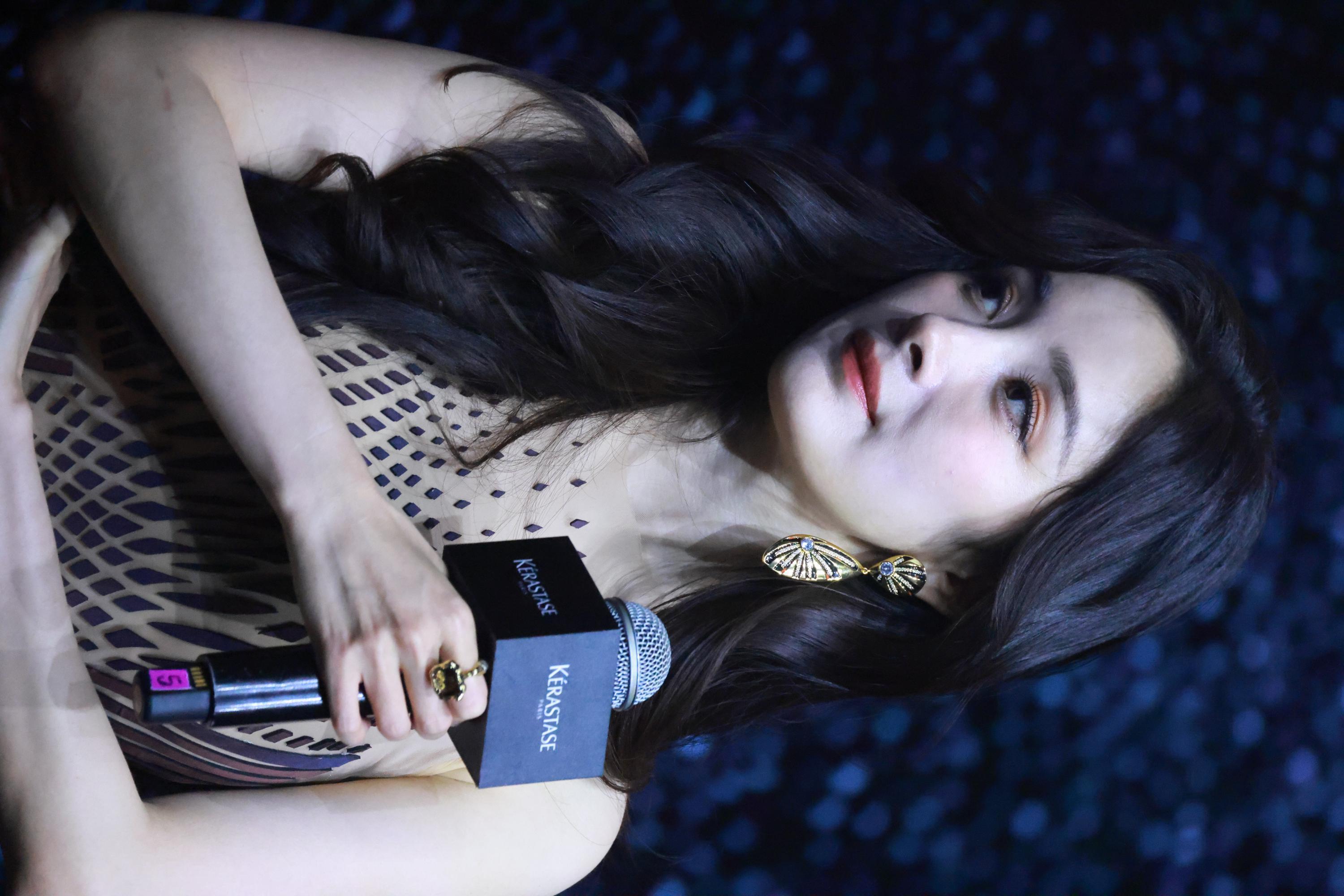 杨幂手持话筒半身生图照[8]