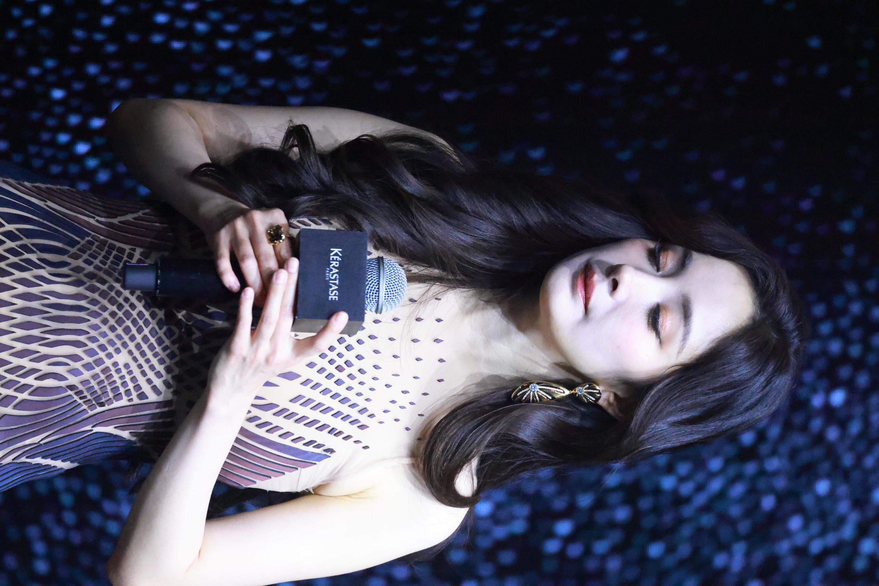 杨幂手持话筒又侧脸生图照[6]