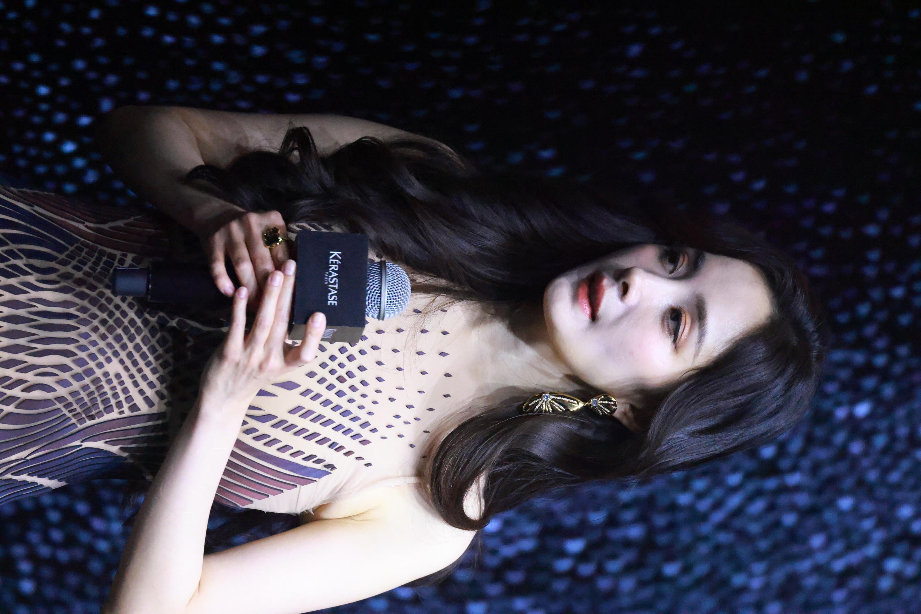 杨幂手持话筒又侧脸生图照[10]