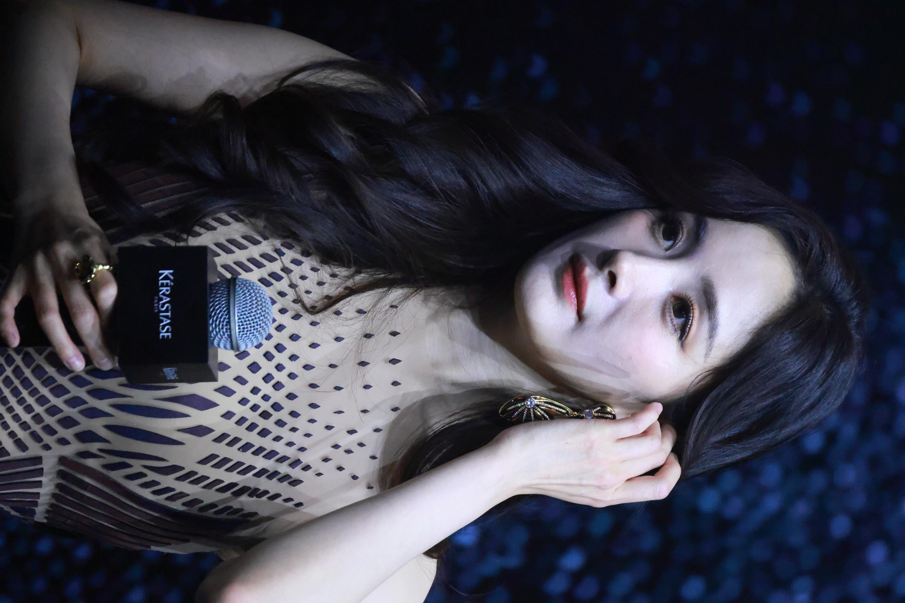 杨幂手持话筒又侧脸生图照[12]