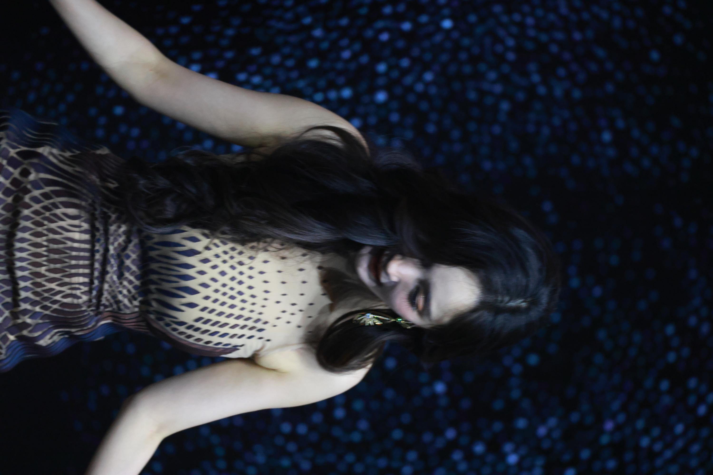 杨幂透明连衣长裙美腿若隐若现生图照[3]