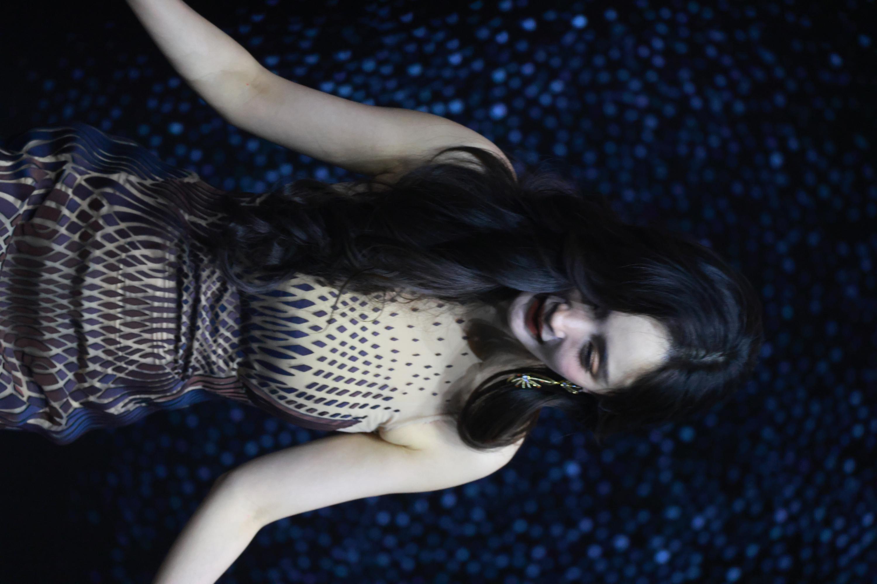 杨幂透明连衣长裙美腿若隐若现生图照[4]