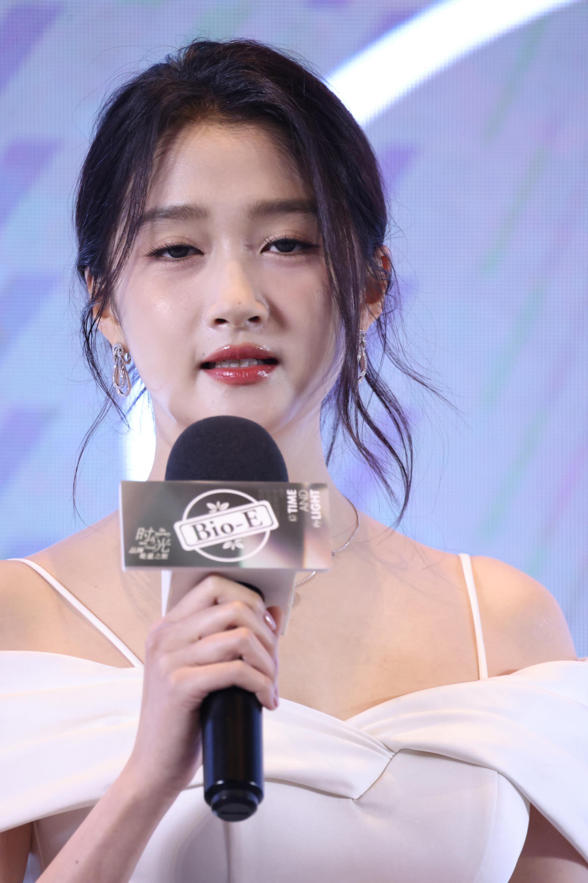 关晓彤现场头部正面生图照[2]