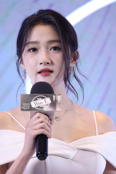 关晓彤现场头部正面生图照