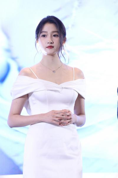 关晓彤生图白色连衣短裙半身现场生图照