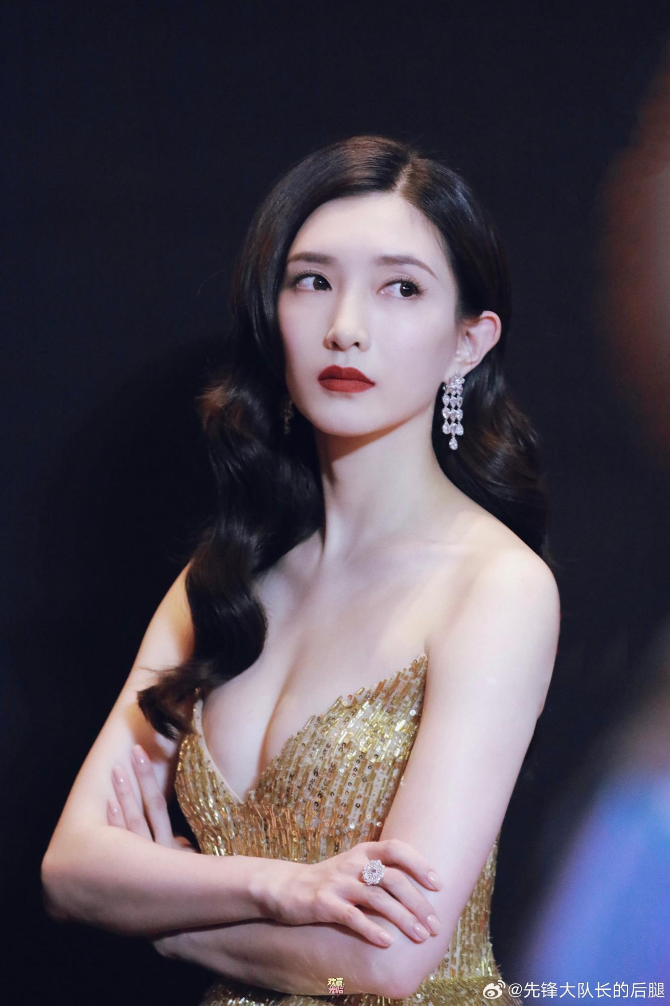 江疏影金色抹胸礼服端正大气[3]