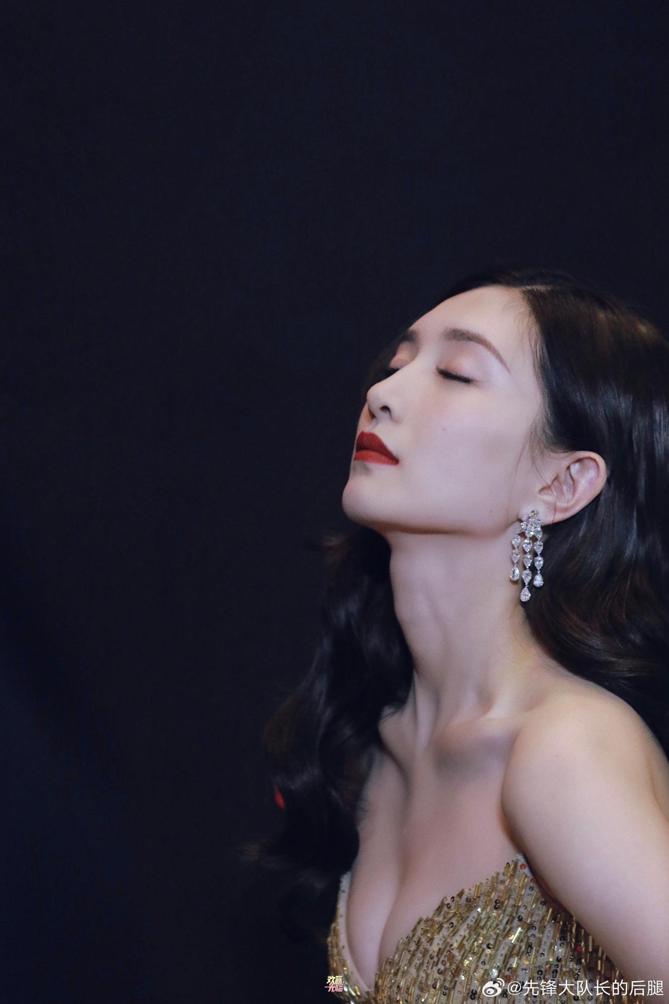 江疏影金色抹胸礼服端正大气[6]