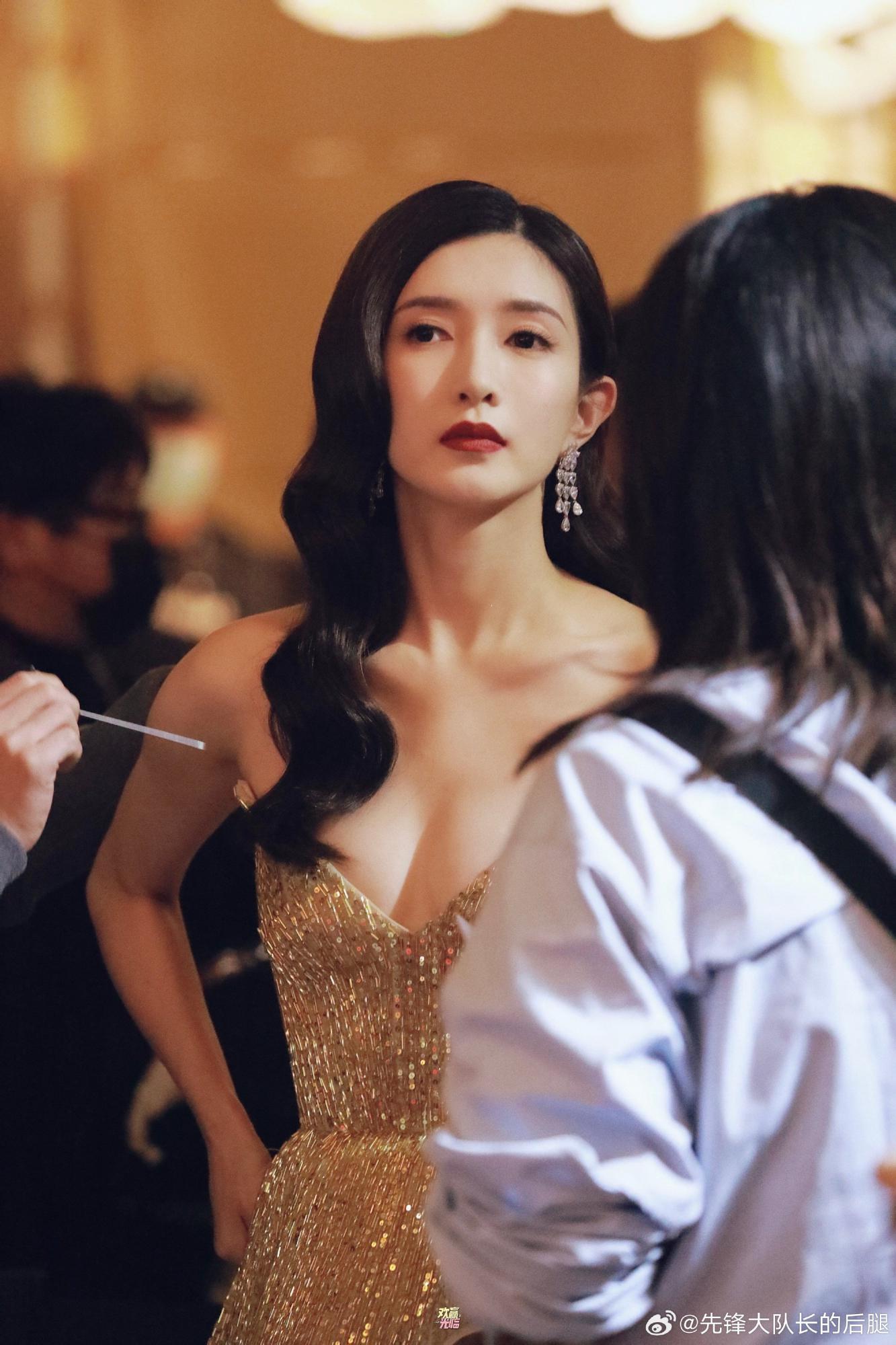 江疏影金色抹胸礼服端正大气[7]