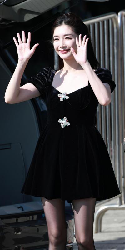 江疏影黑色丝袜美腿外拍生图照