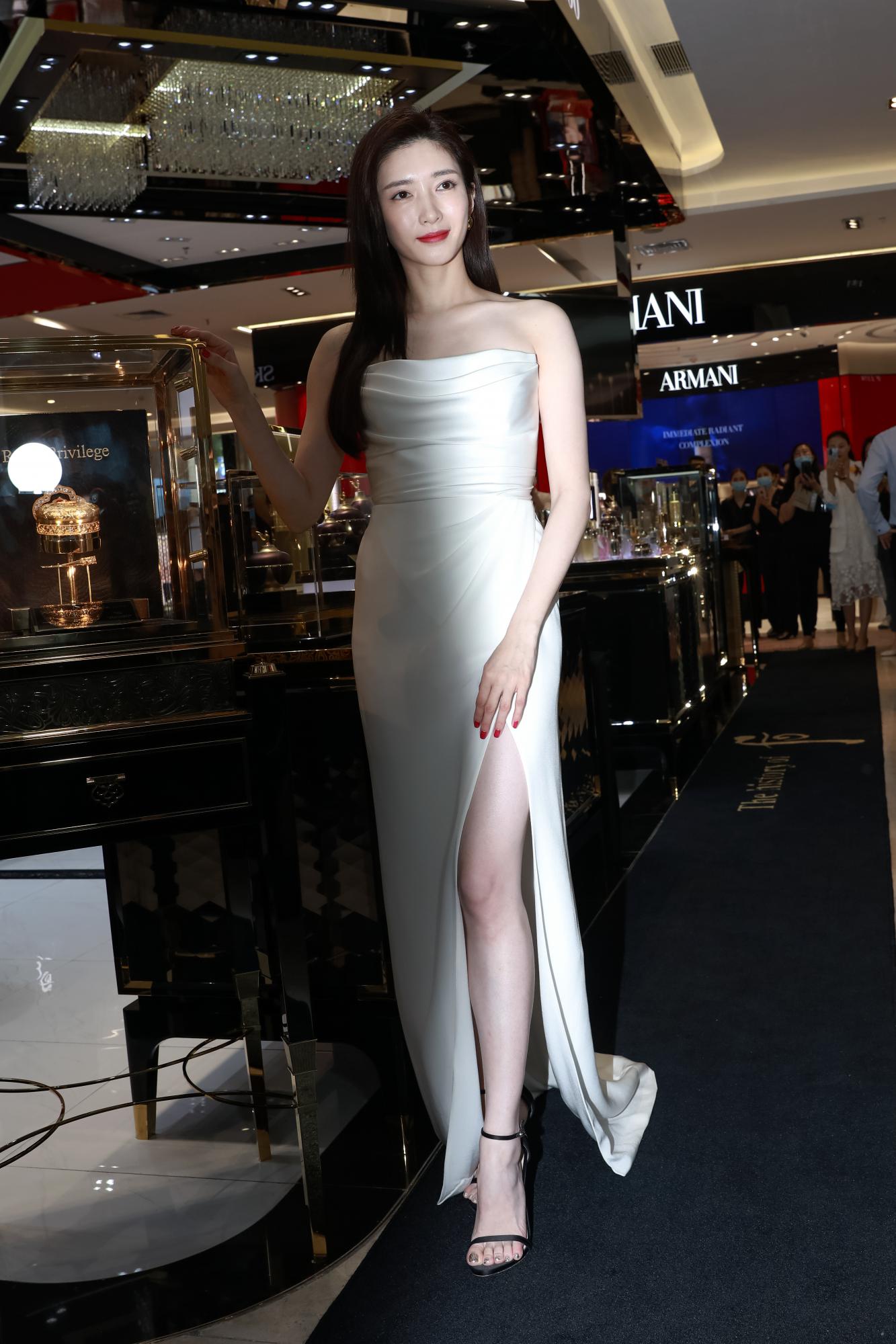 江疏影白色半叉长裙礼服美腿尽露生图照[2]