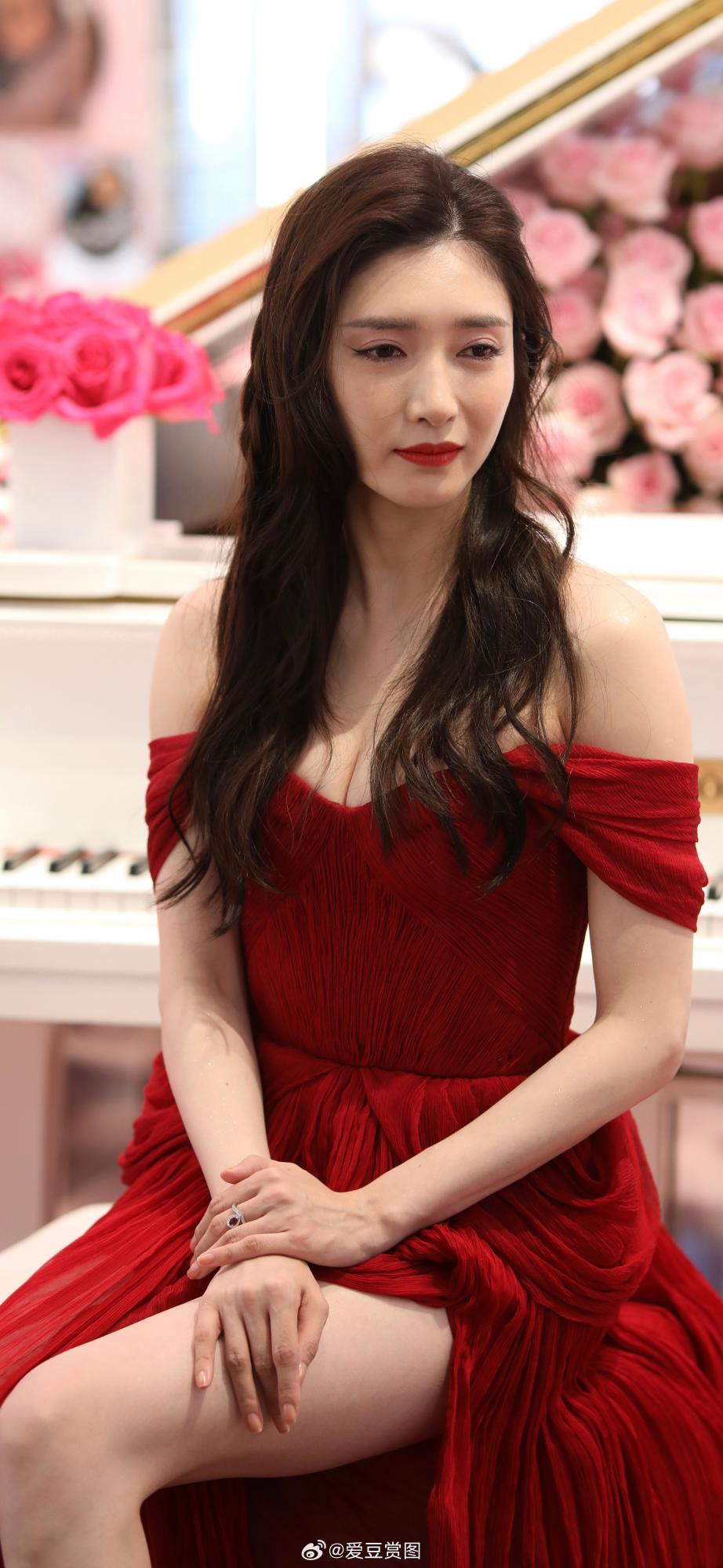 江疏影红色半叉长裙美腿尽露生图照[3]