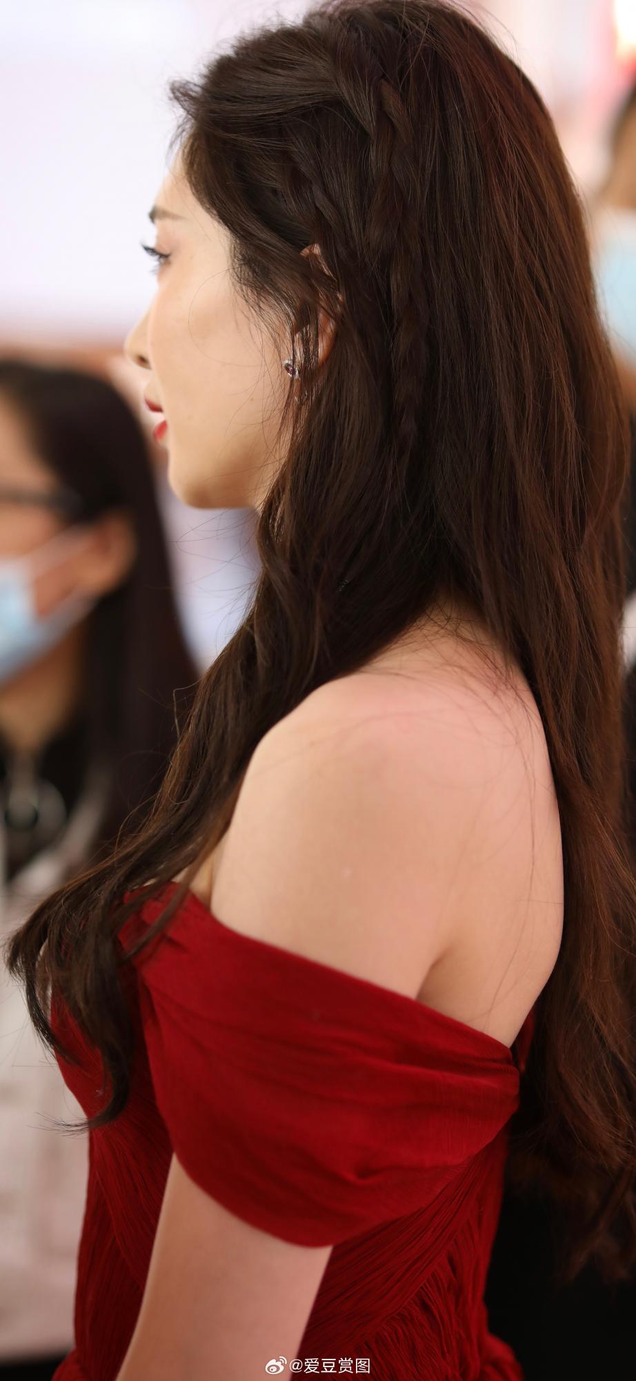 江疏影红色半叉长裙美腿尽露生图照[7]